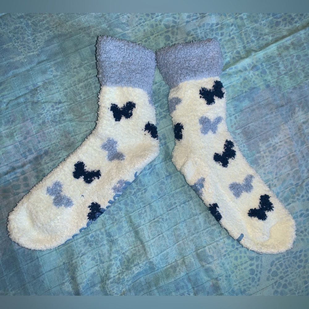 🧦NWOT Women’s Aromasoles Rose & Shea Fuzzy Butterfly Blue White Socks Sizes 6-10